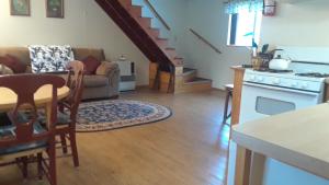 uma sala de estar com um sofá, uma mesa e uma cozinha em Alaska's Northland Inn em Trapper Creek