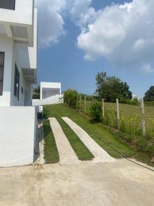 uma casa com uma passagem em frente a um quintal em Villa Nila em Carmen de Apicalá