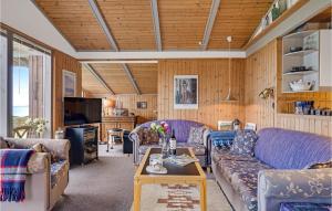 sala de estar con sofás y TV en Lovely Home In Faaborg With House Sea View, en Faaborg