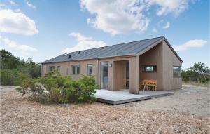 una piccola casa in legno con portico in un campo di Amazing Home In Anholt With Wifi a Anholt