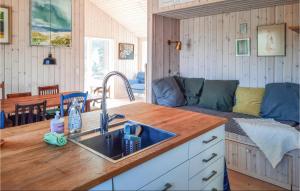 una cucina con lavandino e un divano in una camera di Amazing Home In Anholt With Wifi a Anholt