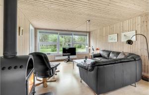 uma sala de estar com um sofá e uma lareira em Lovely Home In Vejers Strand With Wifi em Vejers Strand