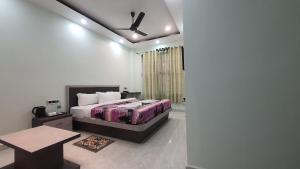 En eller flere senger på et rom på Kaziranga Guest House, kohora Home
