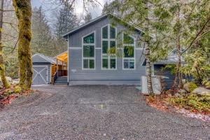 una casa con garage e vialetto di Pleasant Pines a Welches