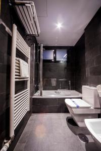 Hotel Duero في لاغونا دي دويرو: حمام مع حوض ومرحاض ومغسلة