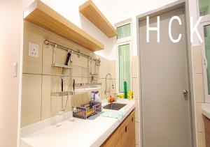 吉隆坡Titiwangsa Core at TR Residence by HCK的带水槽和台面的厨房