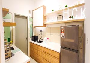 吉隆坡的住宿－Titiwangsa Core at TR Residence by HCK，厨房配有不锈钢冰箱和木制橱柜