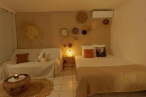 Łóżko lub łóżka w pokoju w obiekcie YUCCA FLOW - T1 de charme accès privé plage Gosier