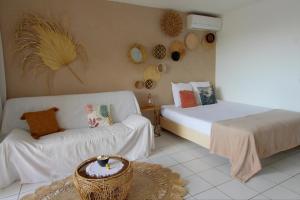 Łóżko lub łóżka w pokoju w obiekcie YUCCA FLOW - T1 de charme accès privé plage Gosier