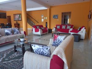 ein großes Wohnzimmer mit Sofas und einem Tisch in der Unterkunft Villa Concepción Lodge in Anta