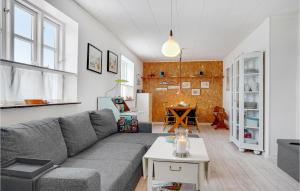 Posezení v ubytování Cozy Home In Vestervig With Kitchen