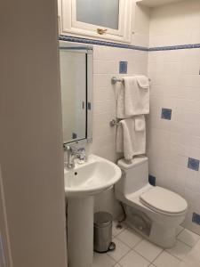 Et badeværelse på Pineapple House, Spacious 1st Floor Apartment! City Center! 96 Walk Score! FREE parking! + 23 billeder