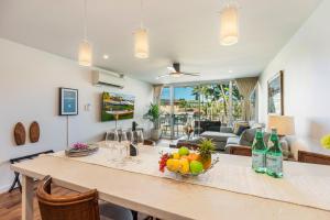 cocina y sala de estar con mesa y un bol de fruta en RARE Upscale Oasis - 2 Bed,2 Bath - Kuau Plaza - Paia en Paia