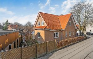uma casa de tijolos com um telhado laranja numa rua em Nice Home In Dyssegrd With Wifi And 5 Bedrooms em Søborg