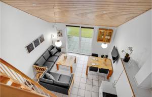 Posezení v ubytování Cozy Home In Nørre Nebel With Wifi