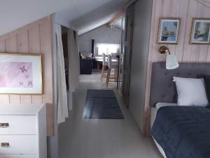 Dormitorio pequeño con cama y comedor en Holiday home GRISSLEHAMN XII, en Grisslehamn