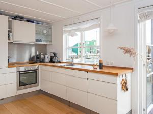 Kuchyň nebo kuchyňský kout v ubytování Holiday home Ebeltoft LIV