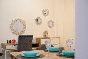 una sala da pranzo con tavolo, piatti e bicchieri di Corfu PRIME Apartments a Città di Corfù