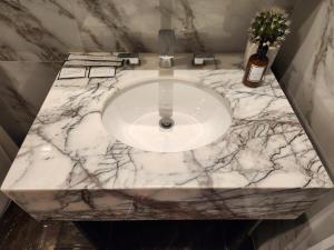 Vannituba majutusasutuses The Platinum 2 Premium Suite by Reluxe