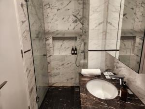 Vannituba majutusasutuses The Platinum 2 Premium Suite by Reluxe