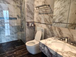 Vannituba majutusasutuses The Platinum 2 Premium Suite by Reluxe