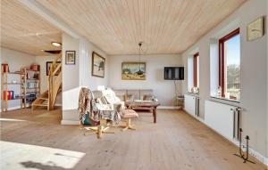 - un salon avec un plafond en bois dans l'établissement Gorgeous Home In Bandholm With Kitchen, à Bandholm