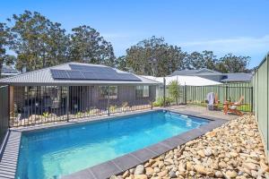 un'immagine di una piscina in una casa di Poolside @ Brookwater a Mollymook