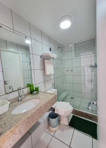 y baño con lavabo, aseo y espejo. en GRAN LENÇÓIS FLAT RESIDENCE, en Barreirinhas