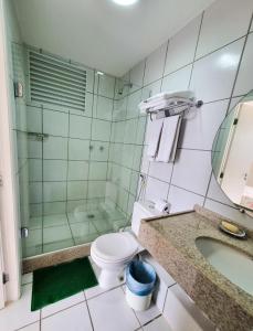 y baño con ducha, aseo y lavamanos. en GRAN LENÇÓIS FLAT RESIDENCE, en Barreirinhas