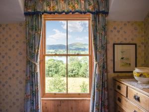 ventana en una habitación con vistas en Sharrow Cottage en Watermillock