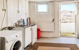 Virtuve vai virtuves zona naktsmītnē Cozy Home In Svanesund With Kitchen