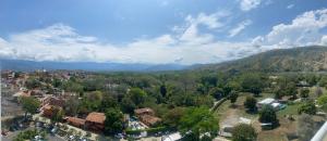 una vista aérea de una ciudad con montañas en el fondo en Apartasol con jacuzzi SantaFe en Santa Fe de Antioquia