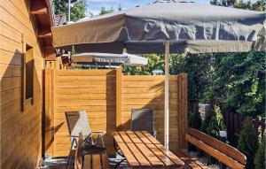 un patio con sombrilla, mesa y sillas en 2 Bedroom Awesome Home In Sianozety, en Sianożęty