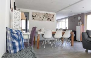 Bovenwezet的住宿－2 Bedroom Gorgeous Home In Rekem-lanaken，厨房以及带桌椅的起居室。
