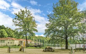 un parque con parque infantil junto a un lago en 2 Bedroom Gorgeous Home In Rekem-lanaken en Bovenwezet