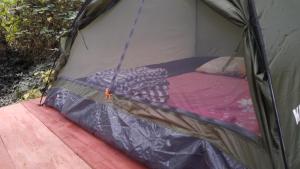 卡利的住宿－Bosque Colibrí，帐篷的一侧配有一张床