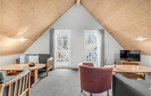 een woonkamer met tafels en stoelen en een televisie bij 4 Bedroom Awesome Home In Grsten in Gråsten