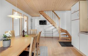 een keuken en eetkamer met een tafel en een trap bij 4 Bedroom Awesome Home In Grsten in Gråsten