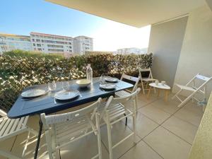 niebieski stół i krzesła na balkonie apartamentu w obiekcie 3P climatisé avec parking, piscine, proche plage et commerces à Sète - FR-1-338-497 w mieście Sète