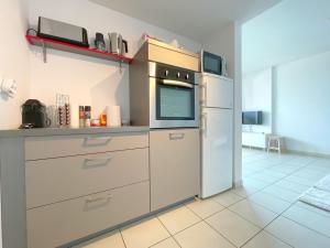 Kuchnia lub aneks kuchenny w obiekcie 3P climatisé avec parking, piscine, proche plage et commerces à Sète - FR-1-338-497