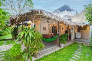 ein Haus mit Hängematte im Hof in der Unterkunft Be's Beach House An Bang in Hoi An