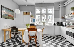 - une cuisine avec une table et des chaises dans la chambre dans l'établissement Lovely Home In Kolding With House A Panoramic View, à Kolding