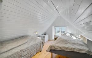 Ліжко або ліжка в номері 2 Bedroom Stunning Home In Tisvildeleje