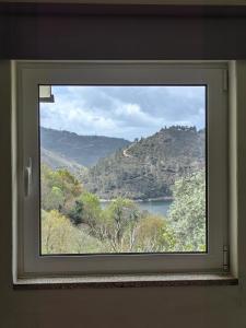 een raam met uitzicht op de bergen bij Vale Da Misarela in Geres