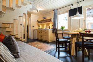 una camera con cucina e tavolo con sedie di TatryTOP Chatka Kratka a Zakopane