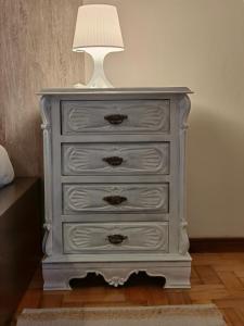 een witte dressoir met een lamp erop bij Vale Da Misarela in Geres