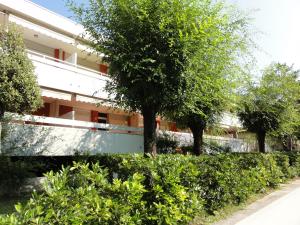 比比翁的住宿－Condominio Auriga，建筑物前的一排树木