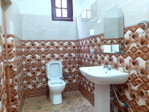 Koupelna v ubytování Subash Hotel