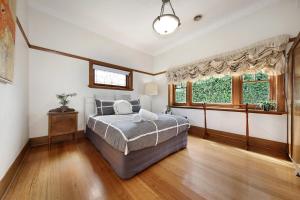 - une chambre avec un lit et une grande fenêtre dans l'établissement Carnegie Central, à Carnegie
