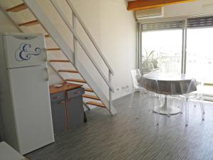 セットにあるAppartement Sète, 2 pièces, 5 personnes - FR-1-338-123のキッチン、ダイニングルーム(テーブル、冷蔵庫付)